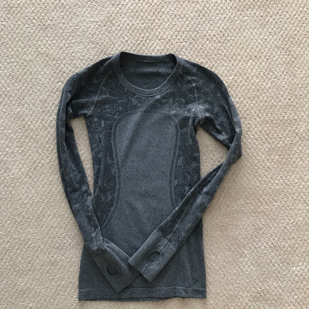Grey Lulu Lemon long. Sleeve top